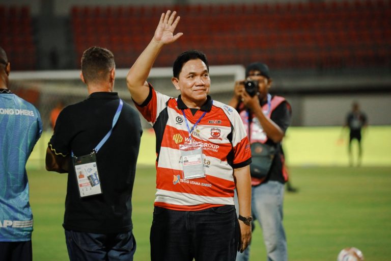 Achsanul Qosasi menyapa suporter Madura United