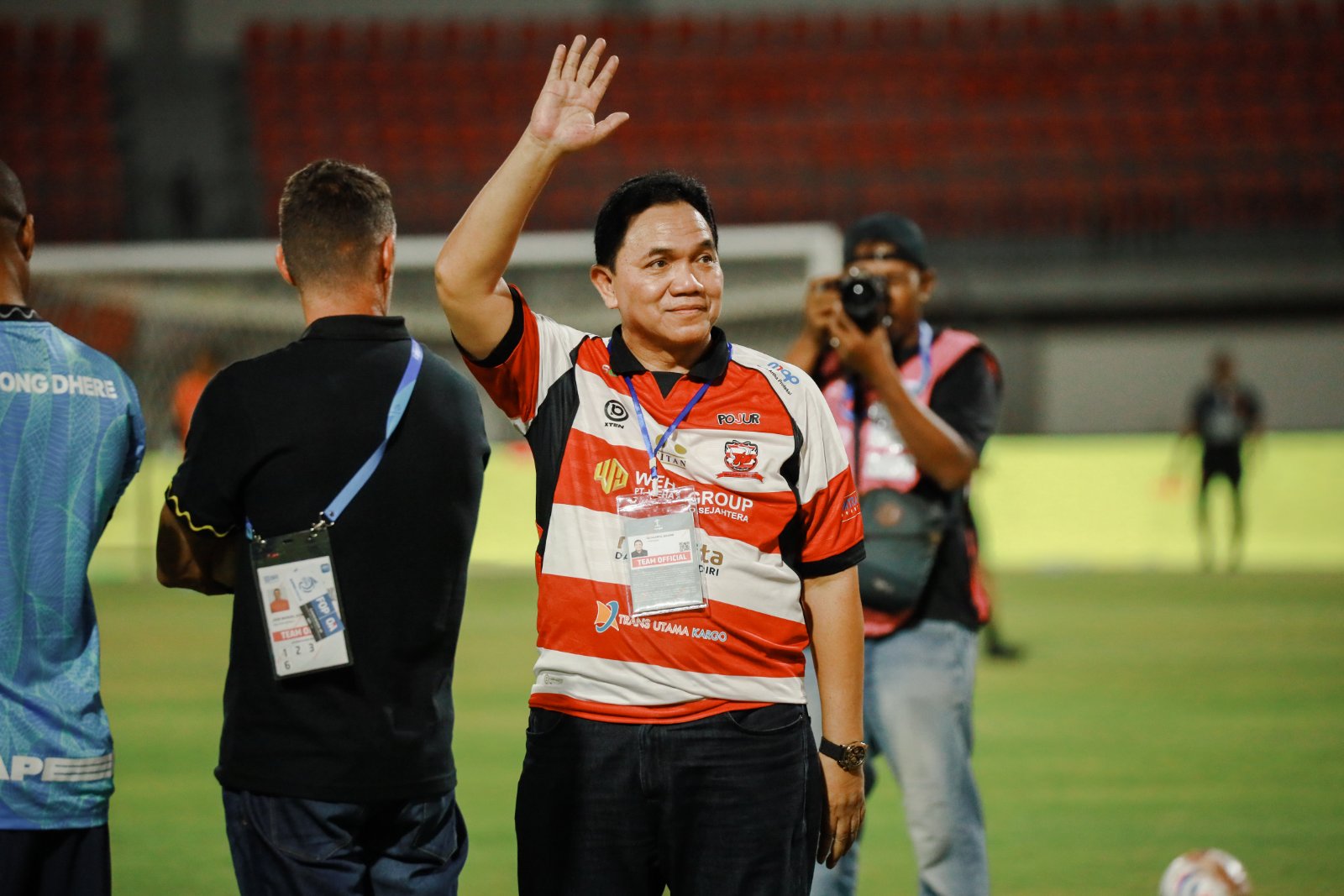 Achsanul Qosasi menyapa suporter Madura United