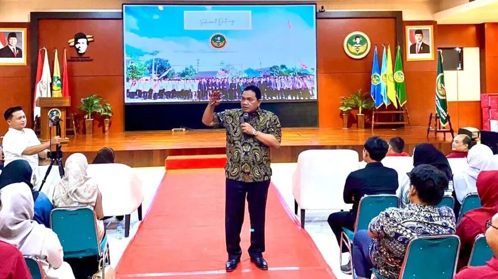 Achsanul Qosasi di hadapan mahasiswa UNIBA Madura