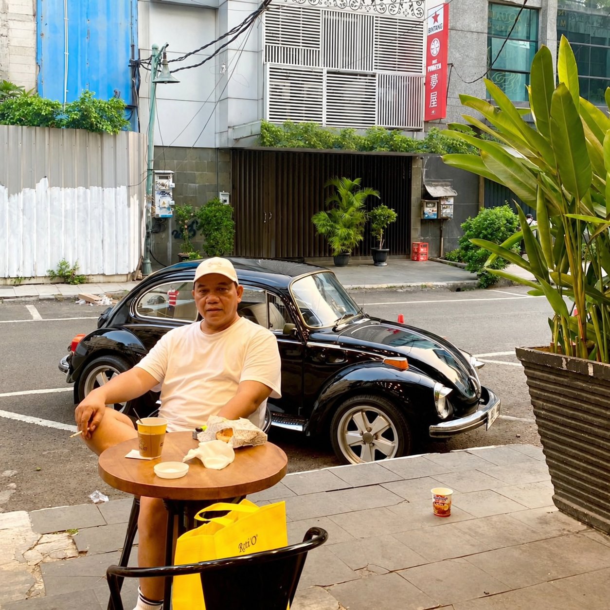 Achsanul Qosasi bersama VW Kodok hitam